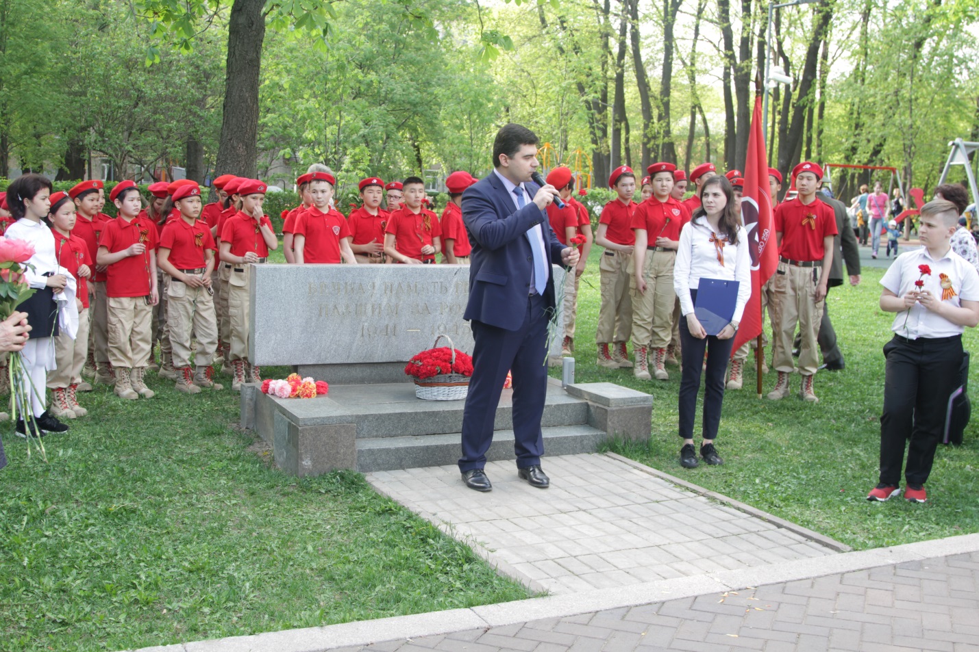 07 мая состоялась торжественная акция  по возложению цветов к памятнику воинам-освободителям «Памяти павшим» в парке «Гончаровский».