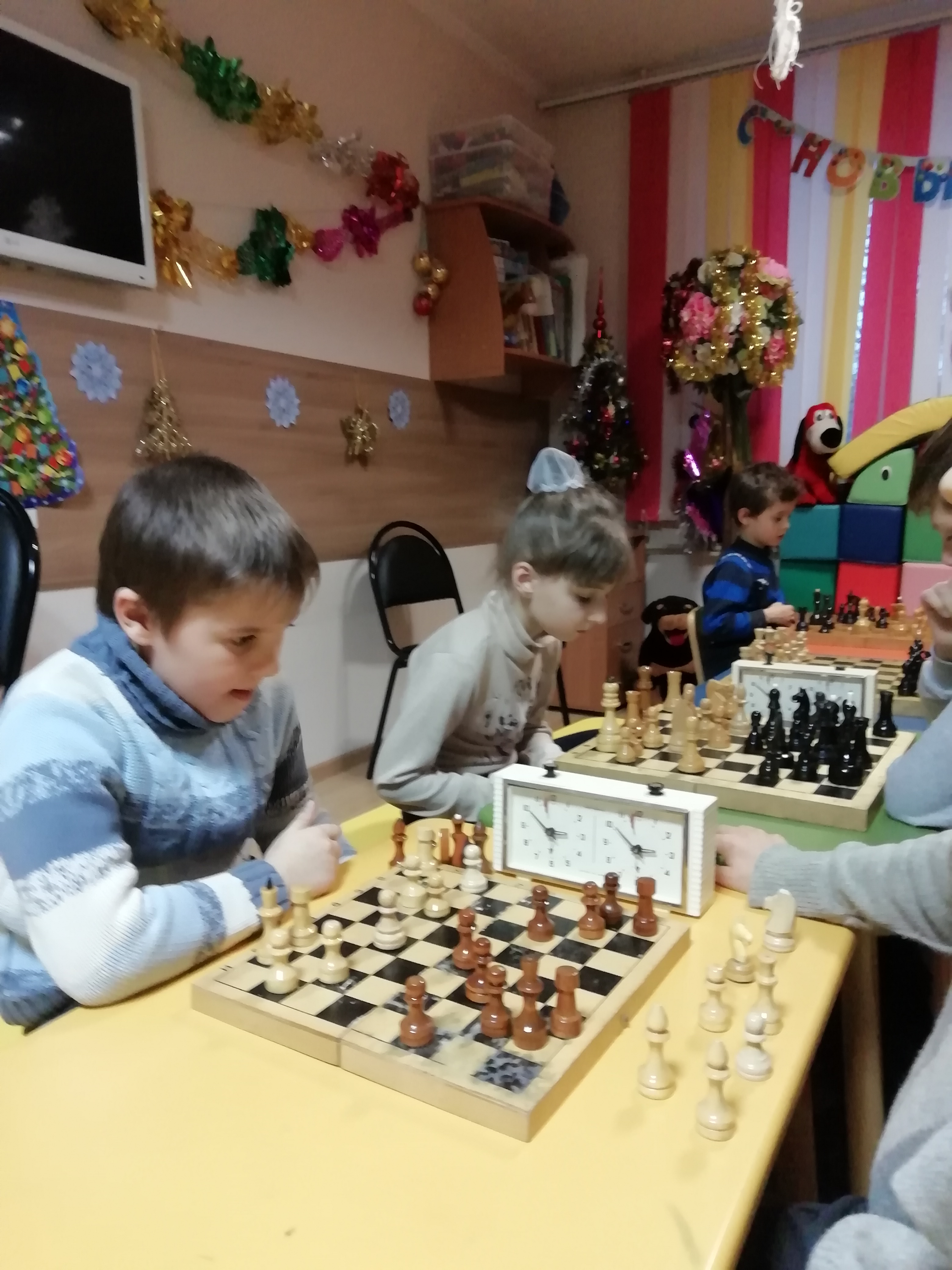 23.12.2018г. в 15.00ч. по адресу Милашенкова , 8 , состоялся Турнир по шахматам среди младшей и старшей группы .