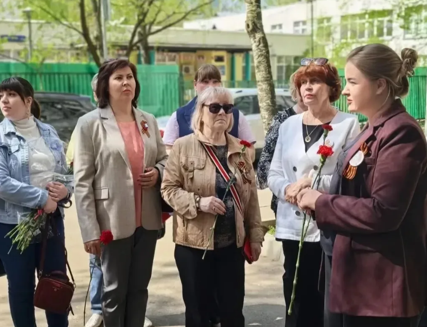 Торжественное возложение цветов к мемориальным доскам Героев Советского Союза